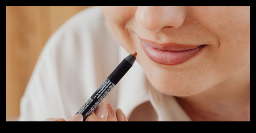 Papildiniet savu lūpu spēli ar ilgstoši valkājamu lūpu kontūrzīmuli īpašiem gadījumiem 2 Lūpu kontūrzīmulis īpašiem gadījumiem: ilgstošas valkāšanas formulas pasākumiem