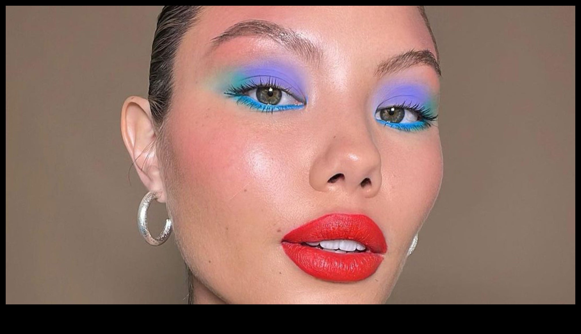 Glamour zibspuldzē 5 vienkārši soļi, lai iegūtu satriecoši krāšņu grima izskatu 4 Glamūrs vienā mirklī: ātri un satriecoši Glam grima padomi