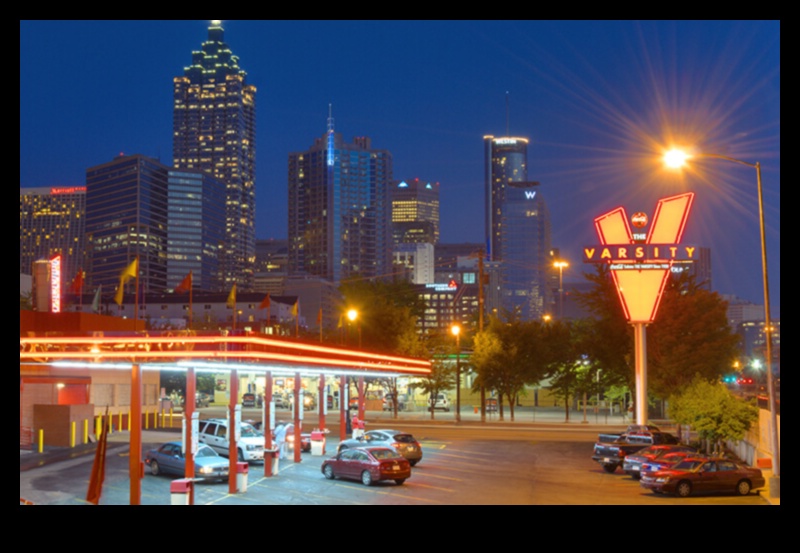 Pilsēta, kas nekad neguļ: nakts skati pilsētas ainavās