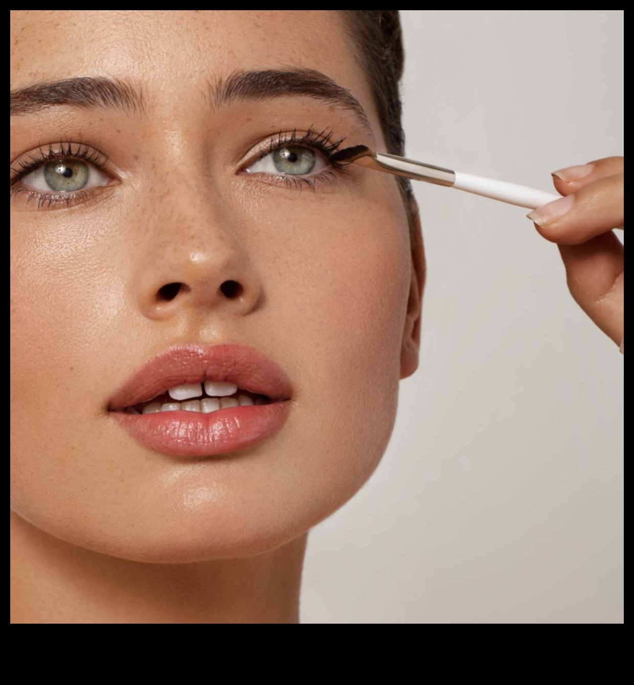 Izplatītas skropstu tušu kļūdas: nepilnības, no kurām jāizvairās nevainojamām skropstām