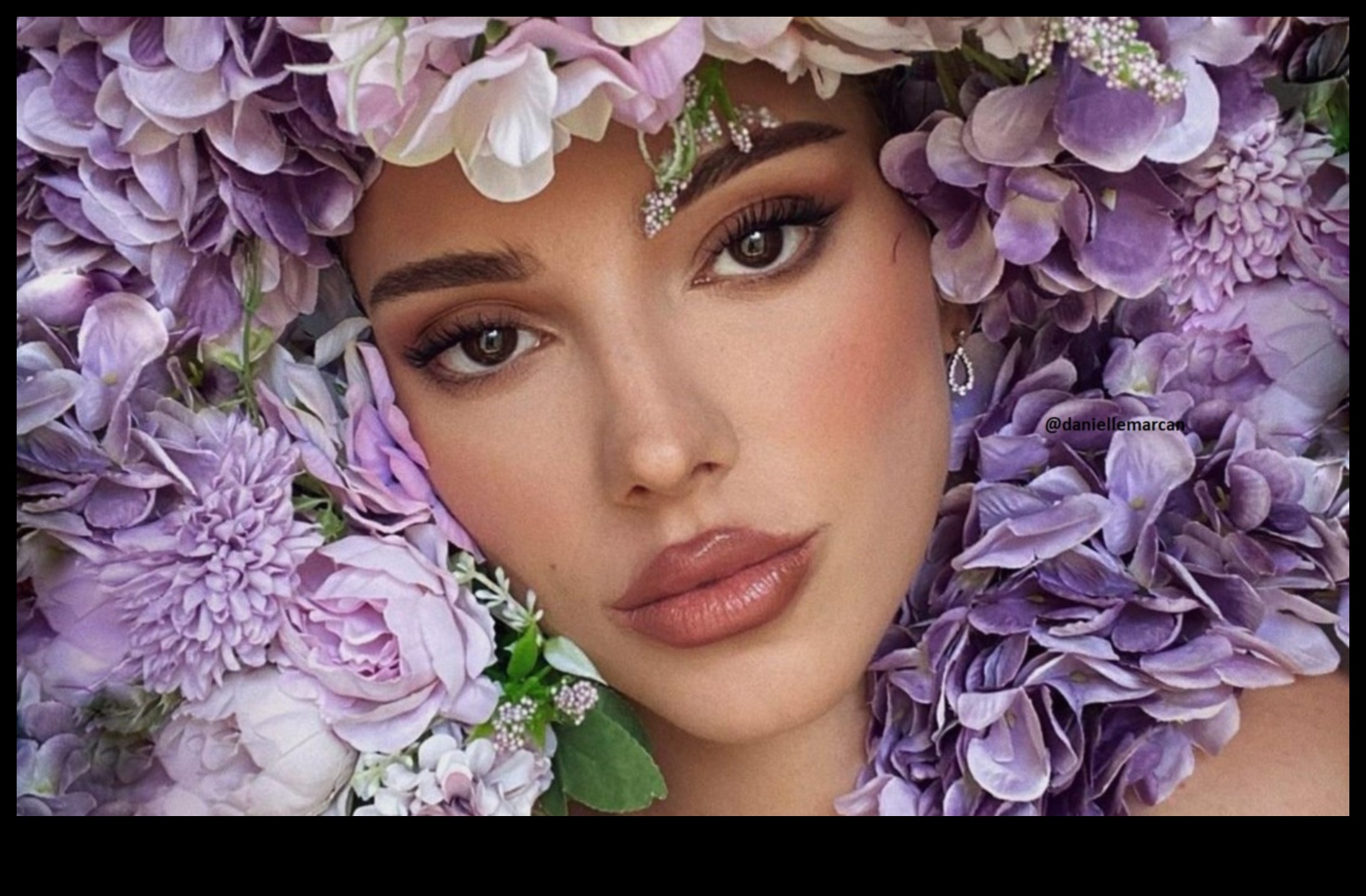 Dabas iedvesmota elegance: dabisku elementu pievienošana grima rutīnai